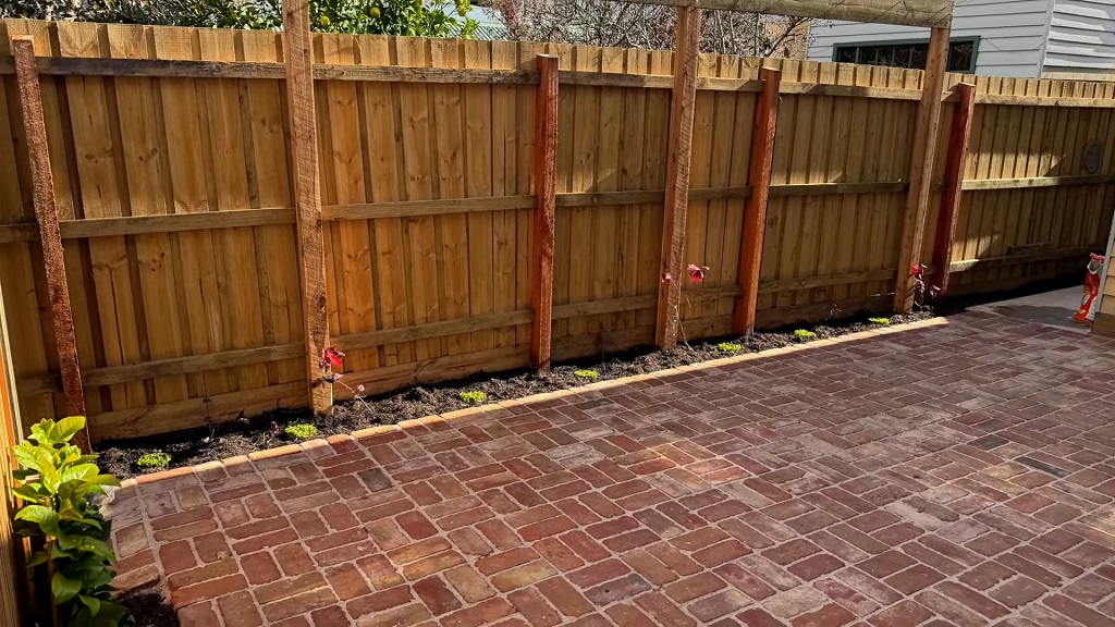 Malo dvorište popločano ciglom